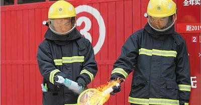 Sử dụng cùng lúc vợt đập muỗi và thuốc diệt côn trùng có thể gây cháy nổ