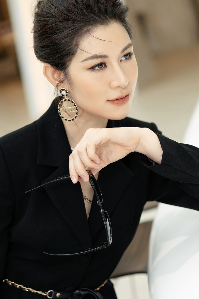 Thời trang đời thường ấn tượng của cô Mơ Thương ngày nắng về - 3