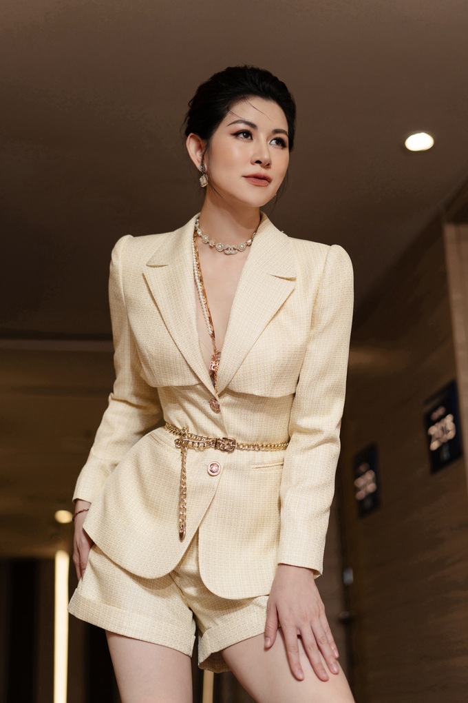Thời trang đời thường ấn tượng của cô Mơ Thương ngày nắng về - 6