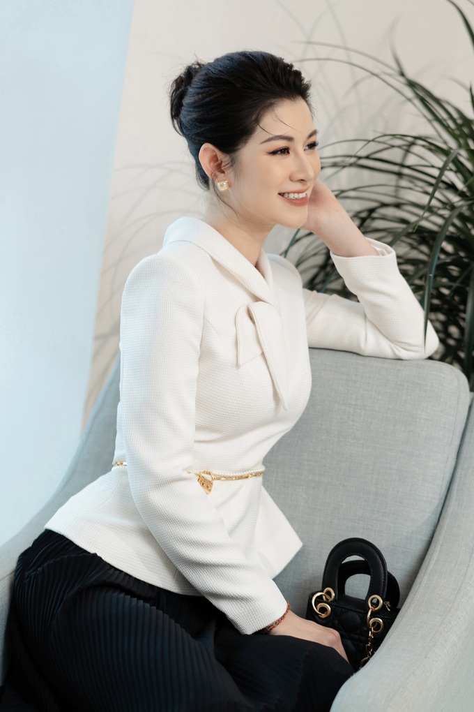 Thời trang đời thường ấn tượng của cô Mơ Thương ngày nắng về - 2