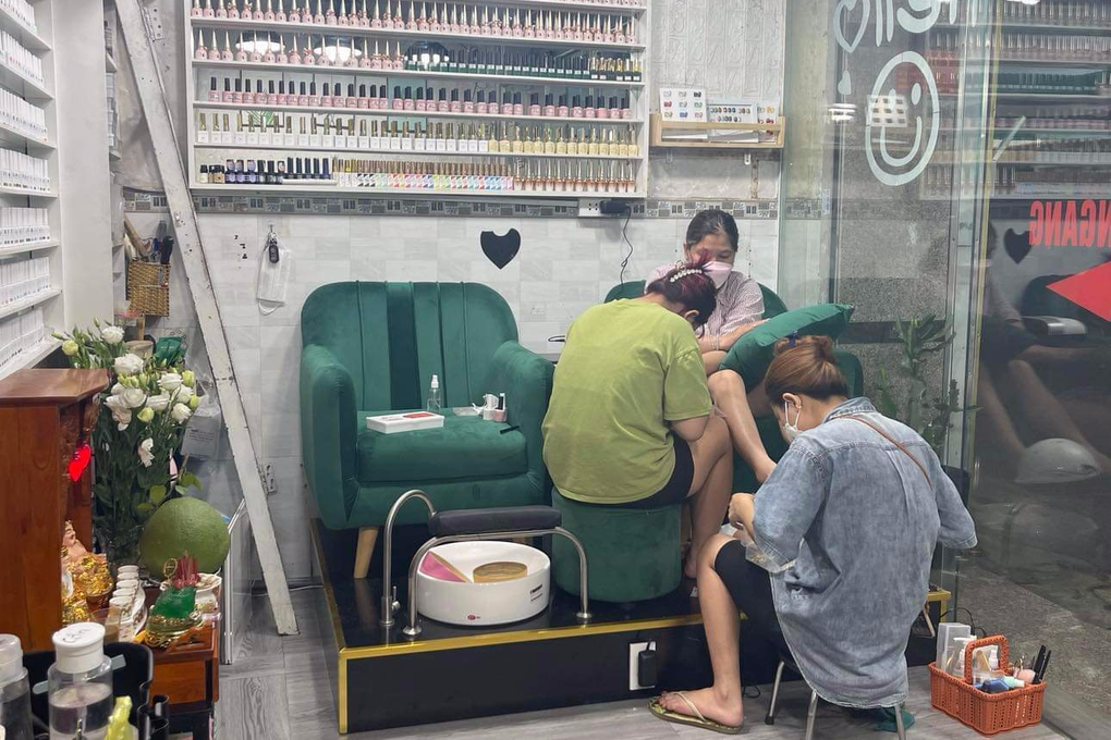 Tiệm nail, làm tóc thu chục triệu/ngày, thợ uống sữa cầm hơi mùa Tết - 2 Tiệm nail, làm tóc thu chục triệu/ngày, thợ uống sữa cầm hơi mùa Tết - 2