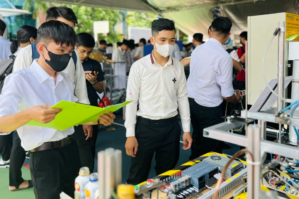 Không khua môi múa mép, sinh viên đưa máy móc, đồ án đi... tìm việc - 2 Không khua môi múa mép, sinh viên đưa máy móc, đồ án đi... tìm việc - 2