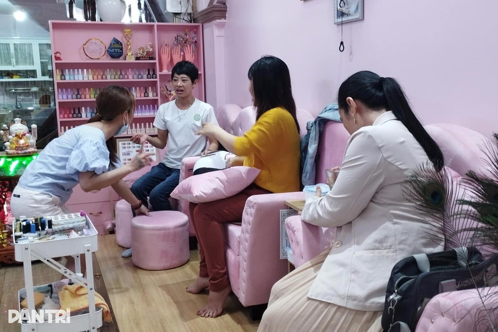 Tiệm nail, làm tóc thu chục triệu/ngày, thợ uống sữa cầm hơi mùa Tết - 1 Tiệm nail, làm tóc thu chục triệu/ngày, thợ uống sữa cầm hơi mùa Tết - 1