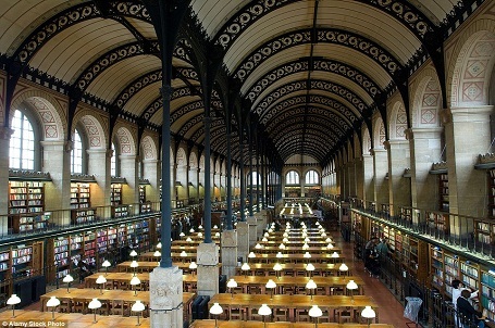 Kiến trúc đẹp “không tưởng” của những thư viện nổi tiếng thế giới - 19
Thư viện Quốc gia Pháp Sainte-Genevieve ở Paris được xây dựng từ năm 1851. Điểm nhấn của công trình là những dàn đèn và những mái vòm.